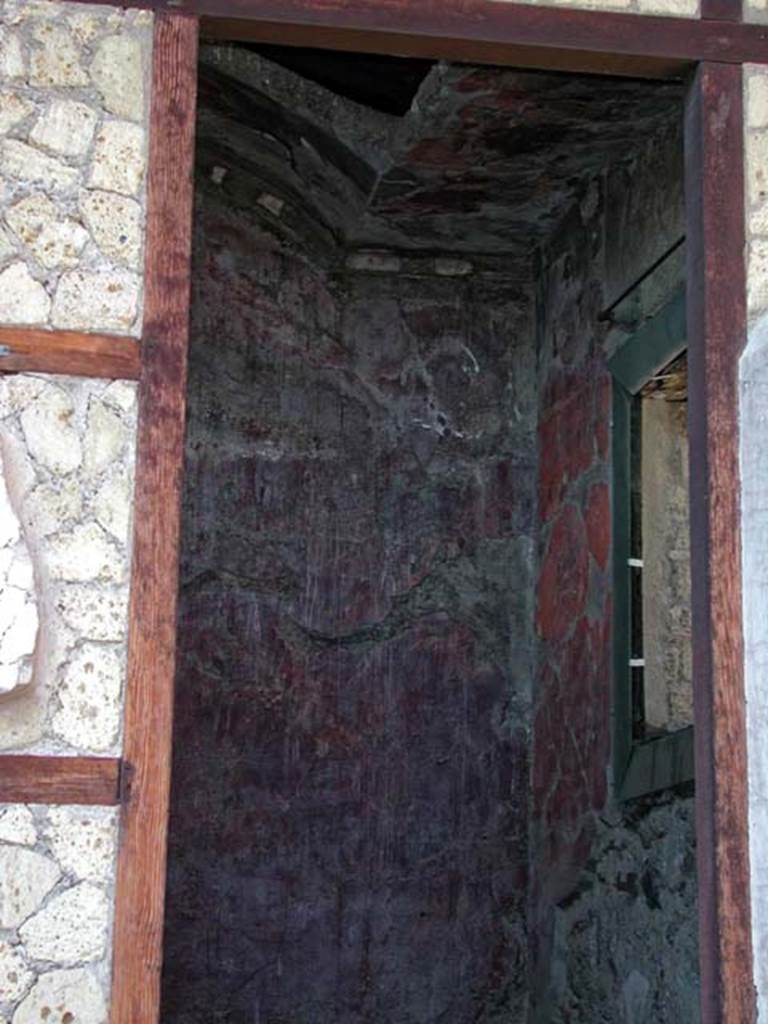 V.20/19, Herculaneum. September 2003. Upper floor, doorway to cubiculum, looking north-west.
Photo courtesy of Nicolas Monteix.